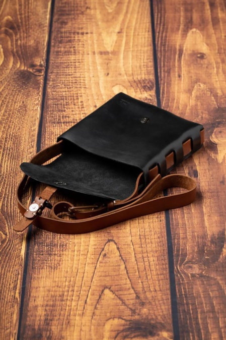 Geantă de umăr handmade din piele naturală URBAN BAG Compact Messenger – Negru, detalii maro - Img 3