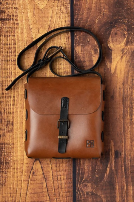 Geantă de umăr handmade din piele naturală URBAN BAG Compact Messenger – Maro, detalii negre