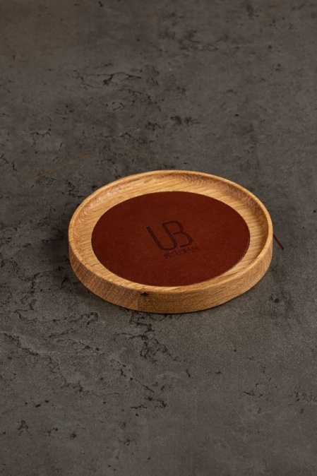 Coaster URBAN BAG din lemn masiv de stejar și piele naturală – Maro