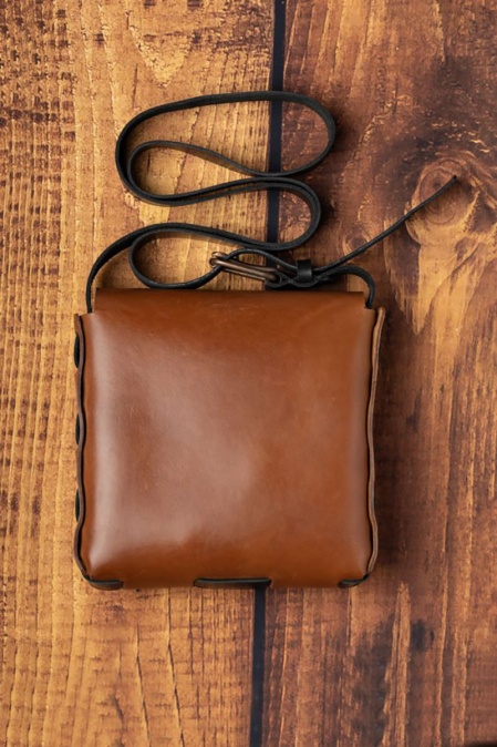 Geantă de umăr handmade din piele naturală URBAN BAG Compact Messenger – Maro, detalii negre - Img 2