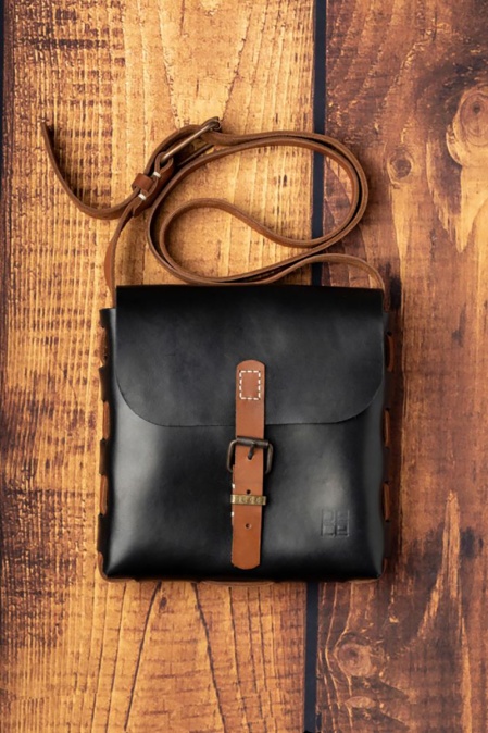 Geantă de umăr handmade din piele naturală URBAN BAG Compact Messenger – Negru, detalii maro