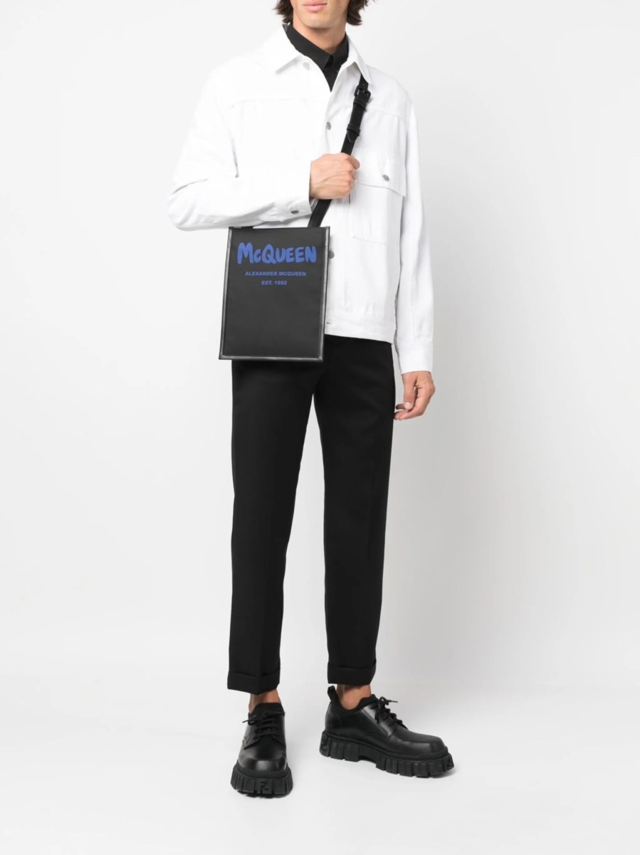 Geanta tip postas Alexander McQueen neagra din piele si material textil - Img 2