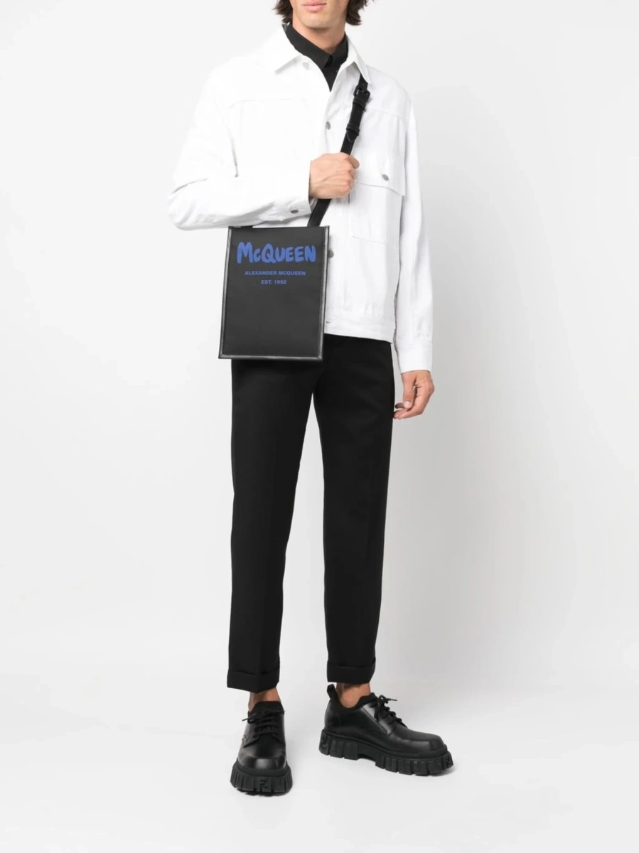 Geanta tip postas Alexander McQueen neagra din piele si material textil - Img 2