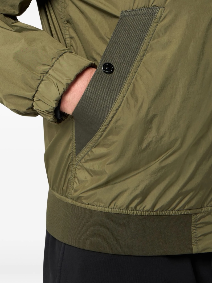 Bomber jacket Stone Island verde din poliamida si poliuretan - Img 4