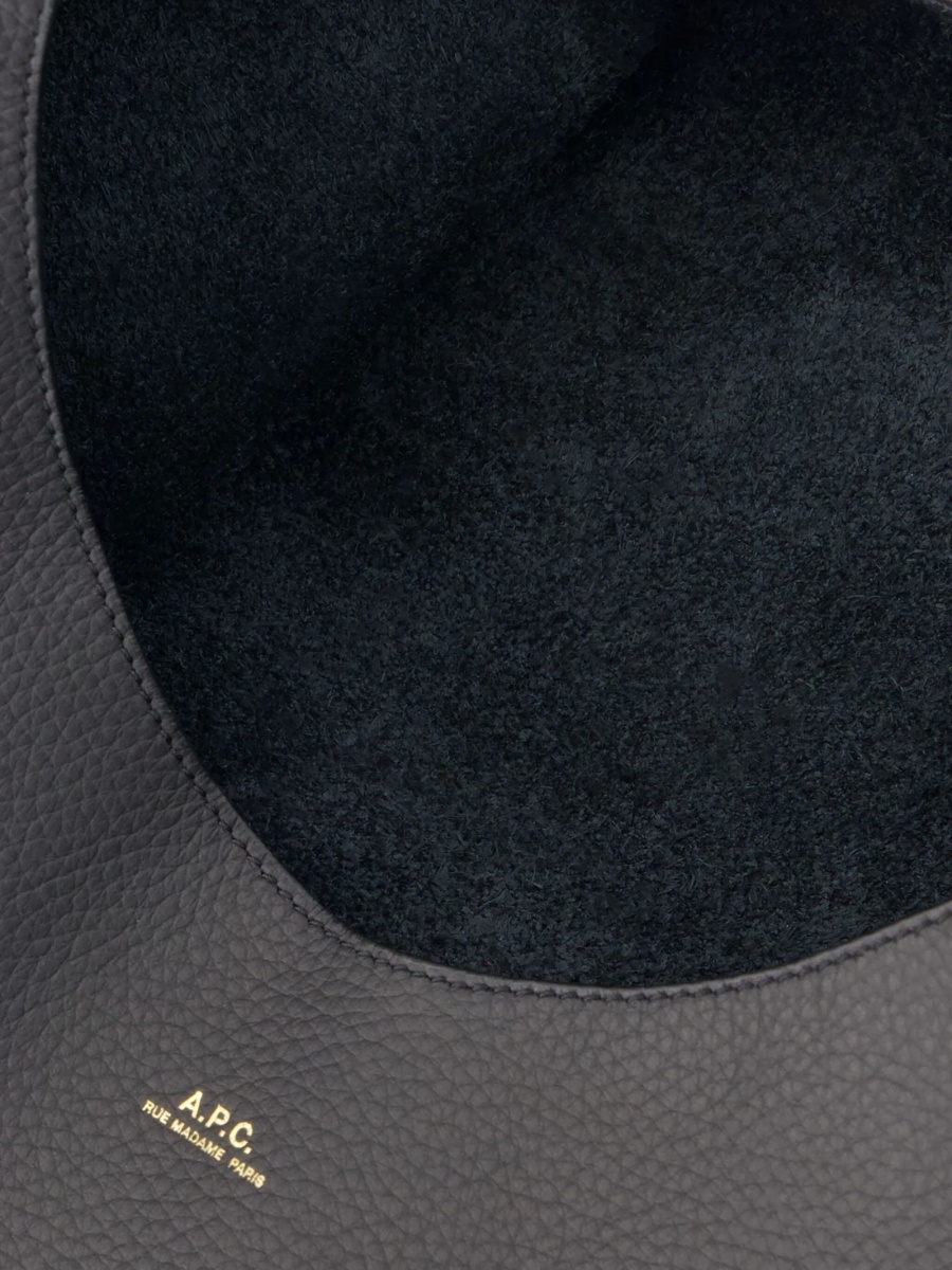 Geanta de umar A.P.C. neagra din piele - Img 4