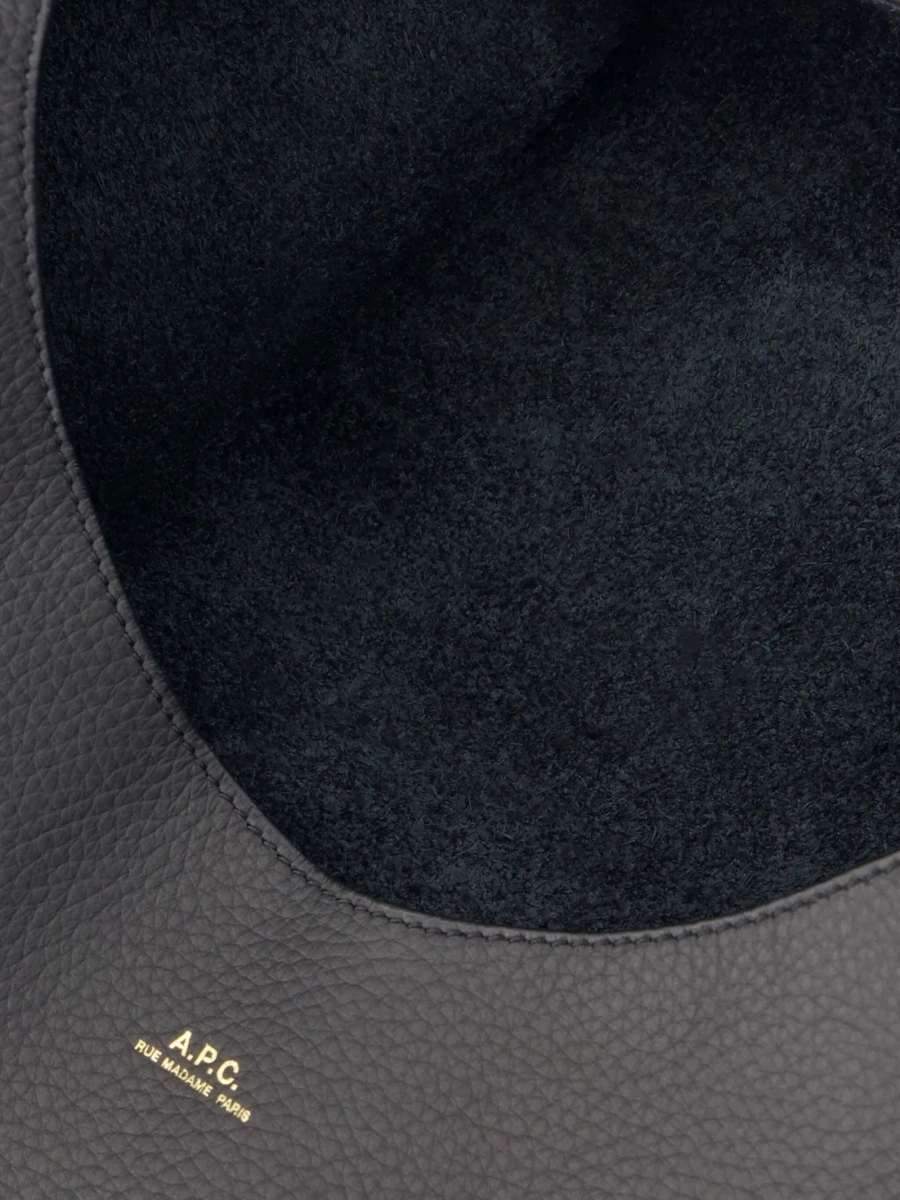 Geanta de umar A.P.C. neagra din piele - Img 4