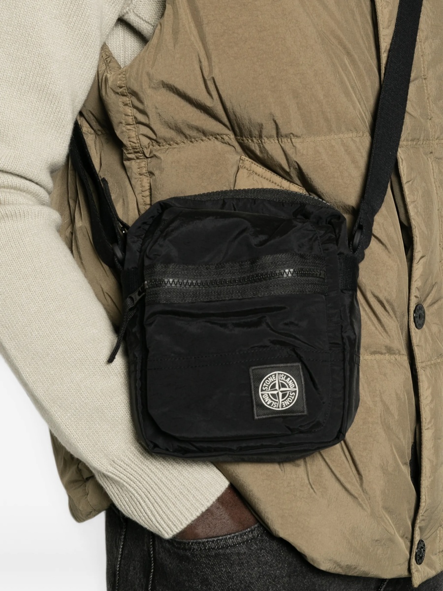 Geanta tip postas Stone Island neagra din poliamida - Img 2