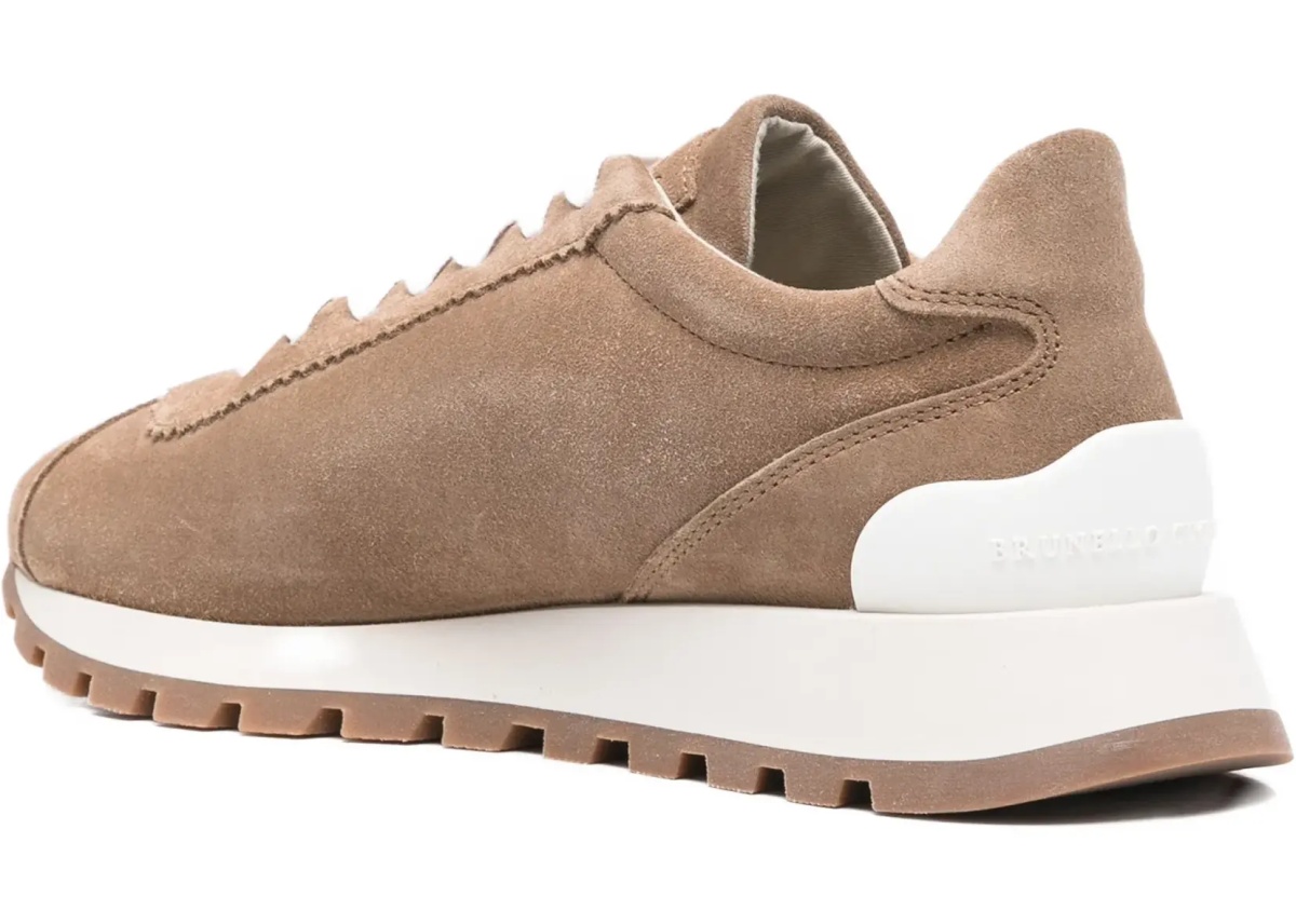 Sneakers with iconic embellishments - Img 3