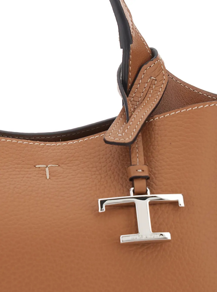 Geanta de mana Brown Handbag with adjustable and removable shoulder strap and T plaque pendant on the front in grained leather for women - Img 3