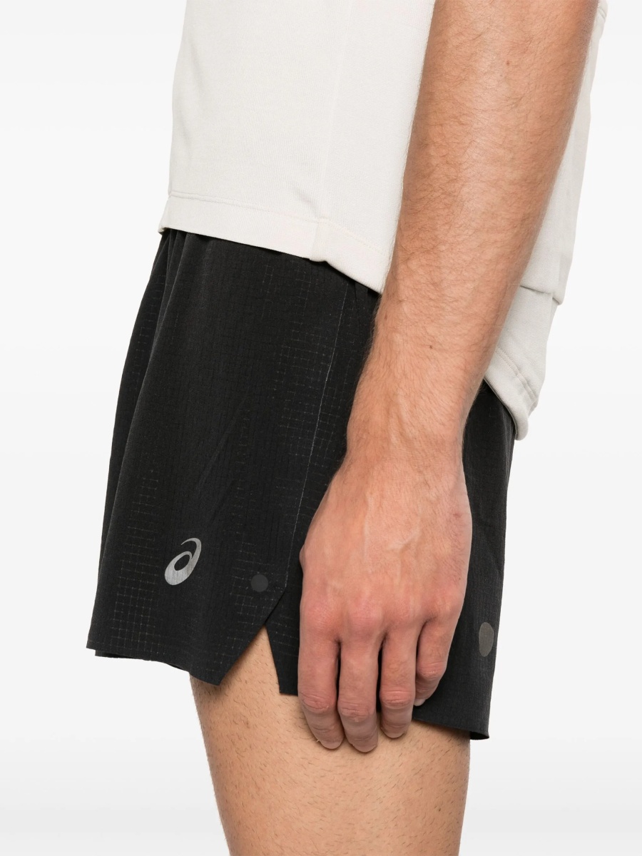 Pantaloni scurti ASICS negri din spandex/elastan si poliester reciclat - Img 5