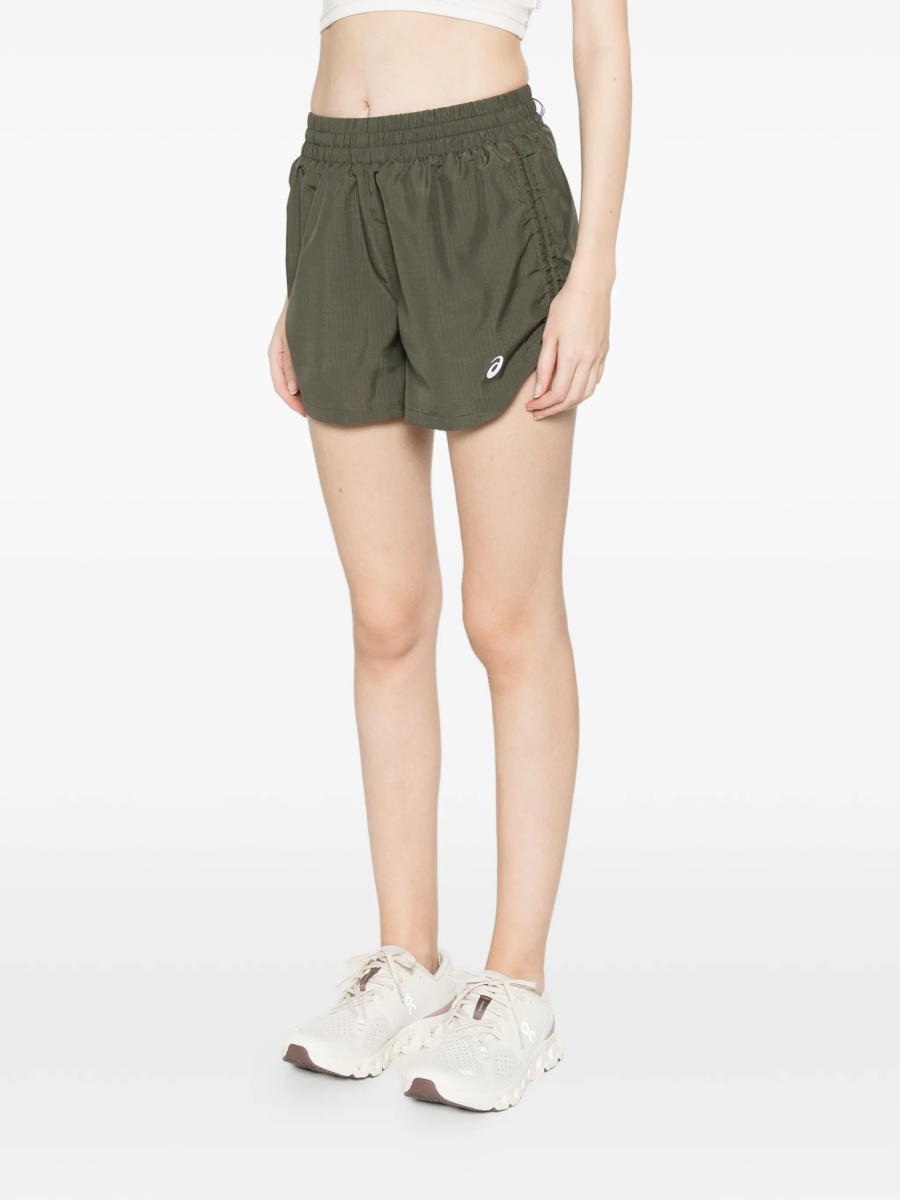 Pantaloni scurti ASICS verzi din poliester reciclat - Img 3