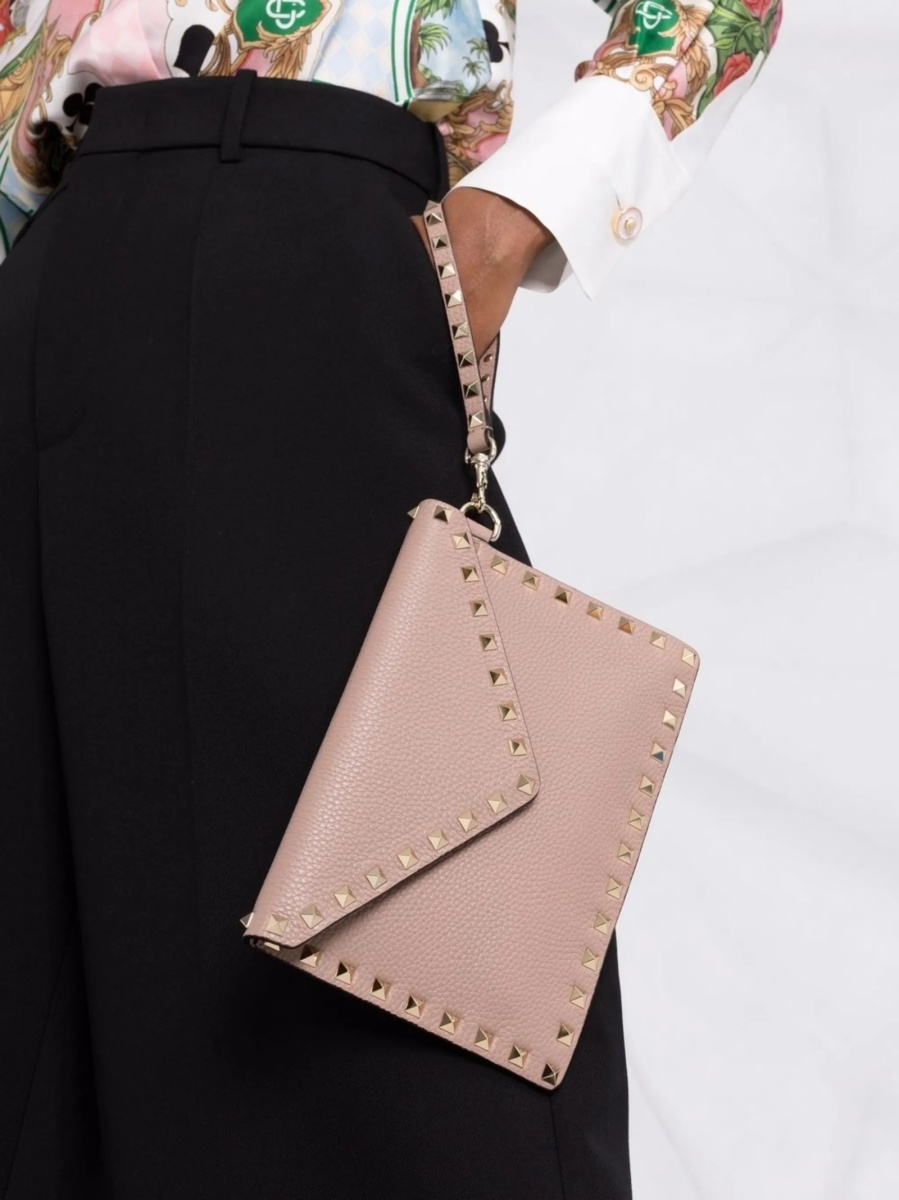 Geanta plic Valentino Garavani Rockstud neutra din zamak si metal - Img 3