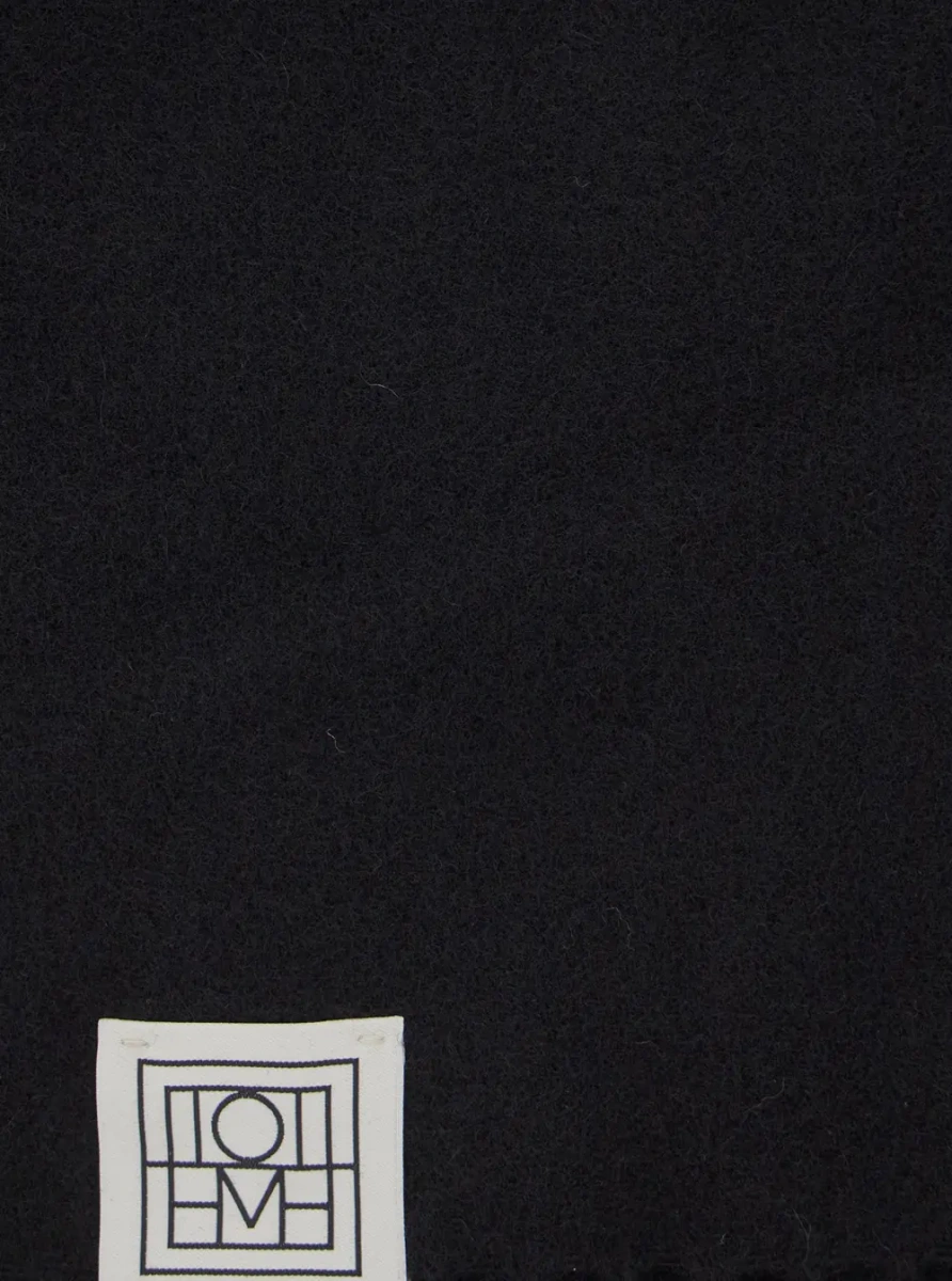 Esarfa TOTÊME Cashmere Scarf with Fringes Black Unisex - Img 3