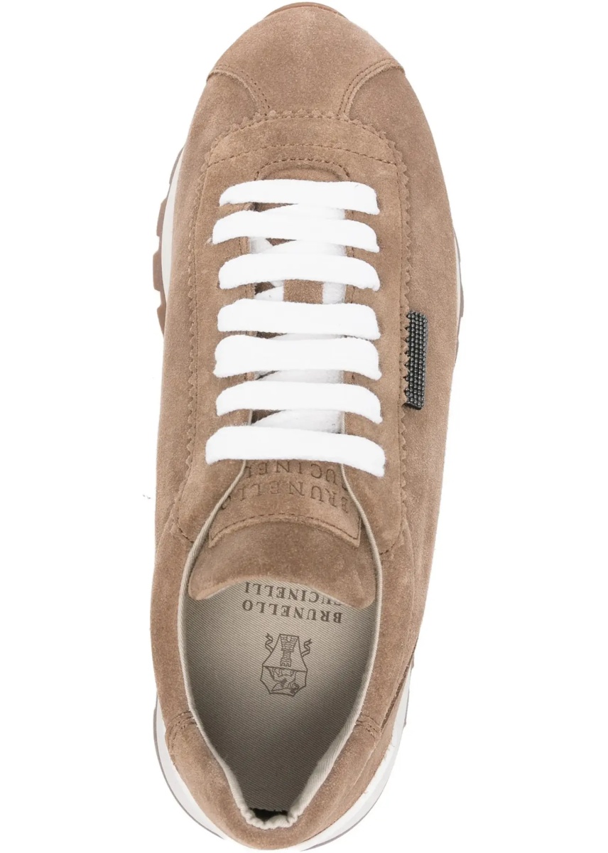 Sneakers with iconic embellishments - Img 4