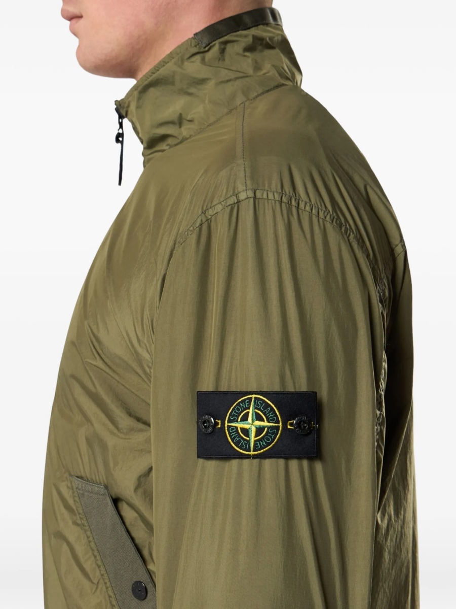 Bomber jacket Stone Island verde din poliamida si poliuretan - Img 2
