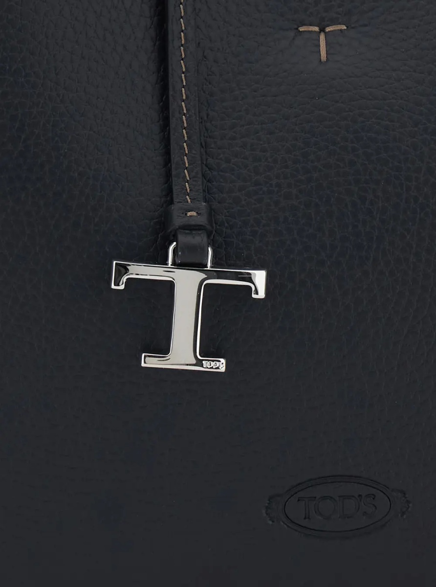 Geanta de mana Black Handbag with Adjustable and Removable Shoulder Strap and T Plate on the Front in Leather for Women - Img 3