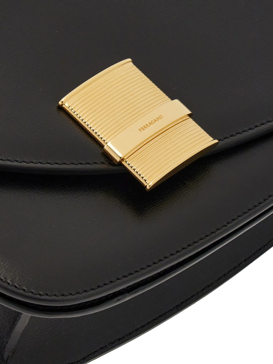 Geanta tip postas Ferragamo neagra din piele - Img 5