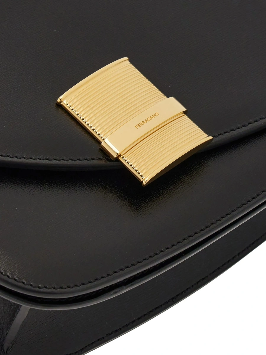 Geanta tip postas Ferragamo neagra din piele - Img 5