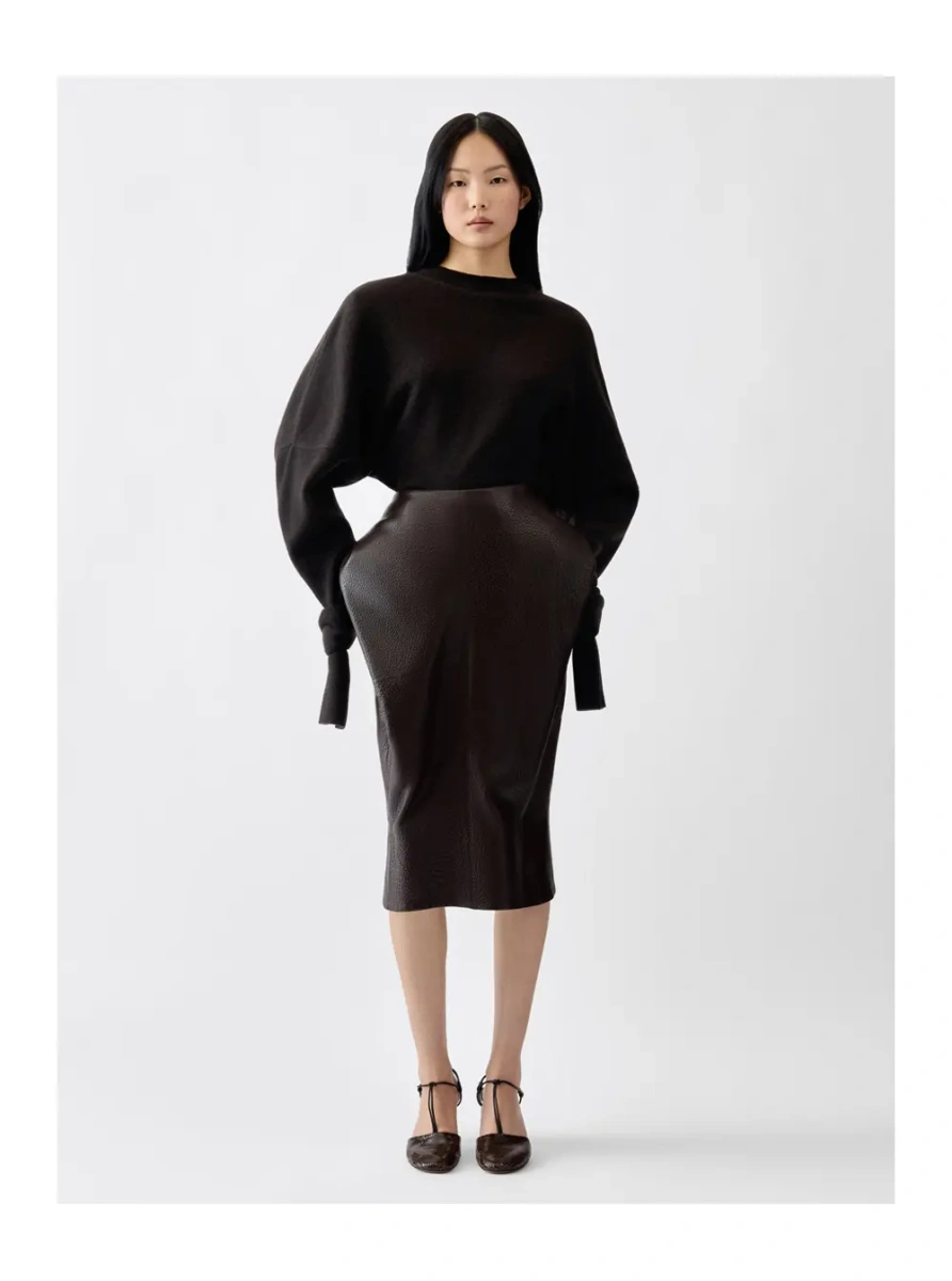 Pulover LE PULL FIOCCO is a sweater with a high collar and long sleeves in brown Merino Wool and Cashmere for women - Img 4