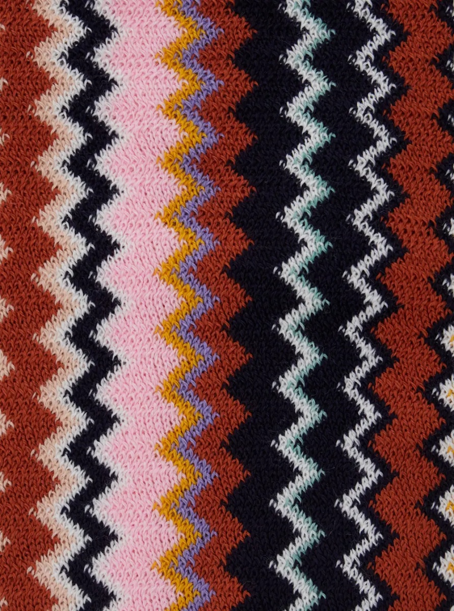 Esarfa Multicolored scarf with zigzag motif in Tech Fabric and woman - Img 3