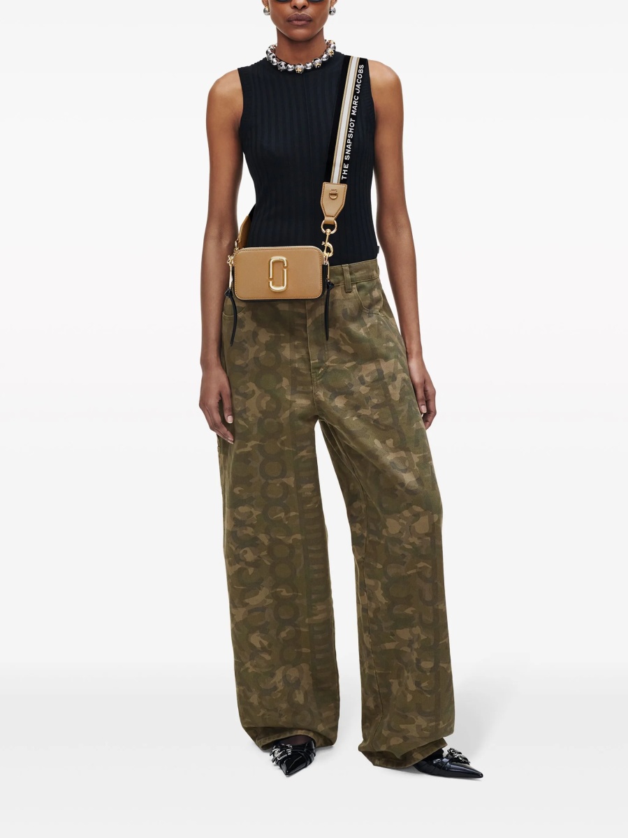 Geanta tip postas Marc Jacobs snapshot maro din piele si poliuretan - Img 2