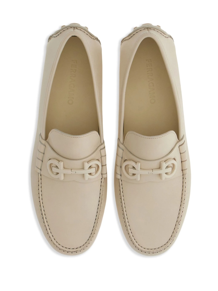 Mocasini Ferragamo gancini neutri din piele - Img 4