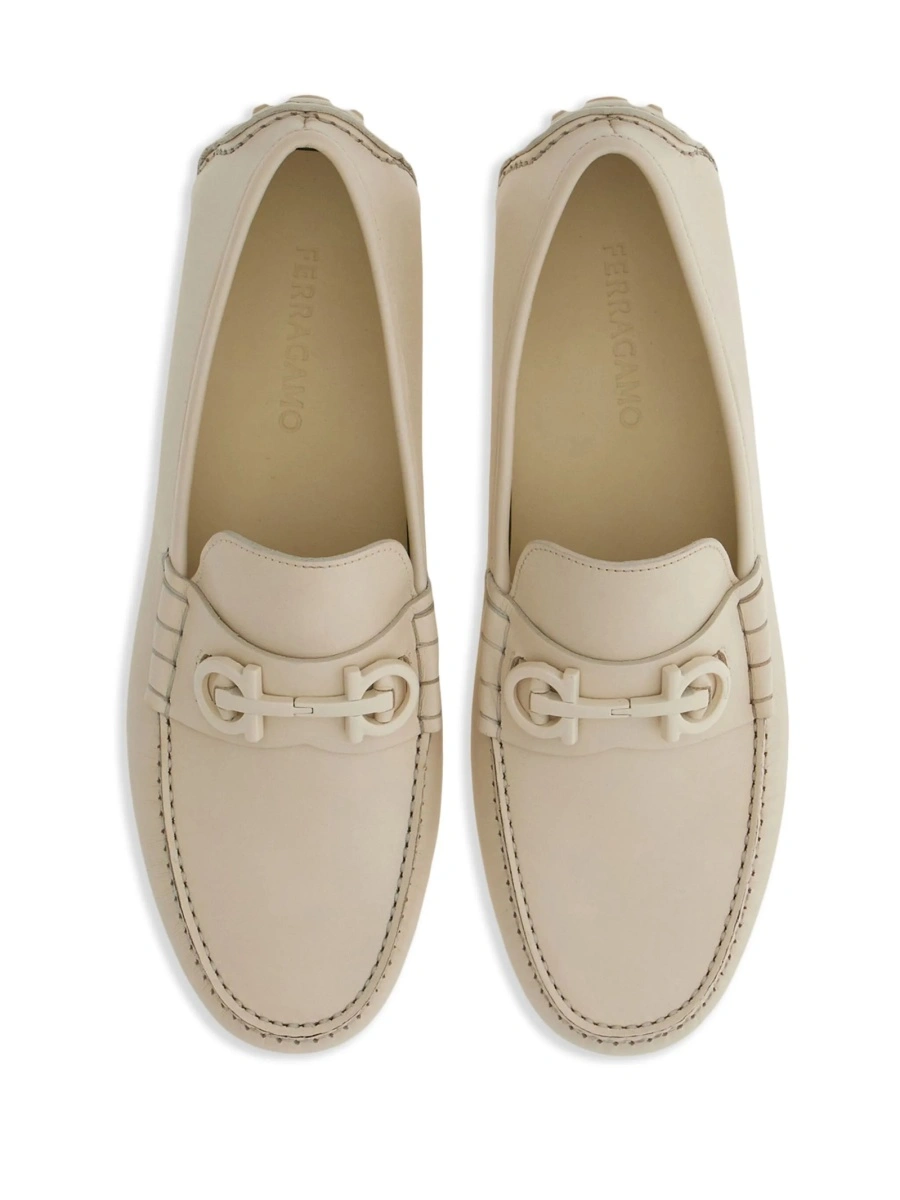 Mocasini Ferragamo gancini neutri din piele - Img 4