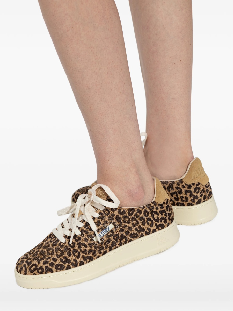 Sneakers AUTRY maro din material textil - Img 5