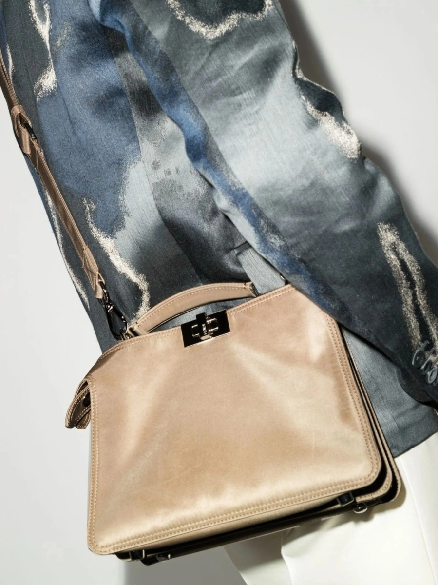 Geanta tip postas Fendi neutra din nylon - Img 2