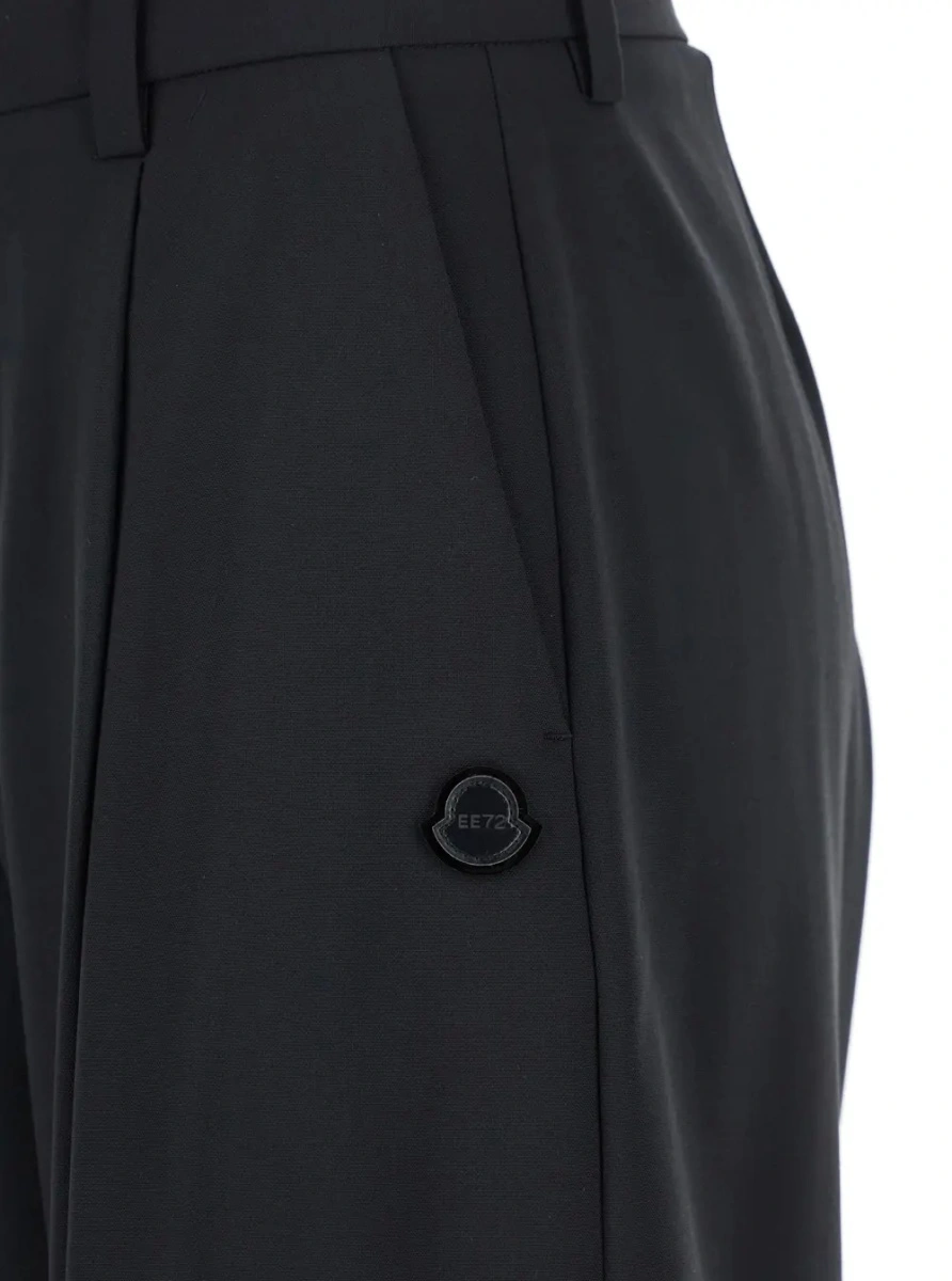 Pantaloni Black Trousers with Pleats on the Front and Side Logo Patch in Stretch Tech Wool Woman - Img 3