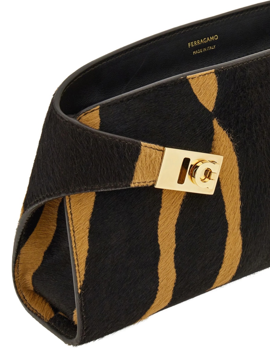 Geanta tip postas Ferragamo gancio neagra din piele - Img 4