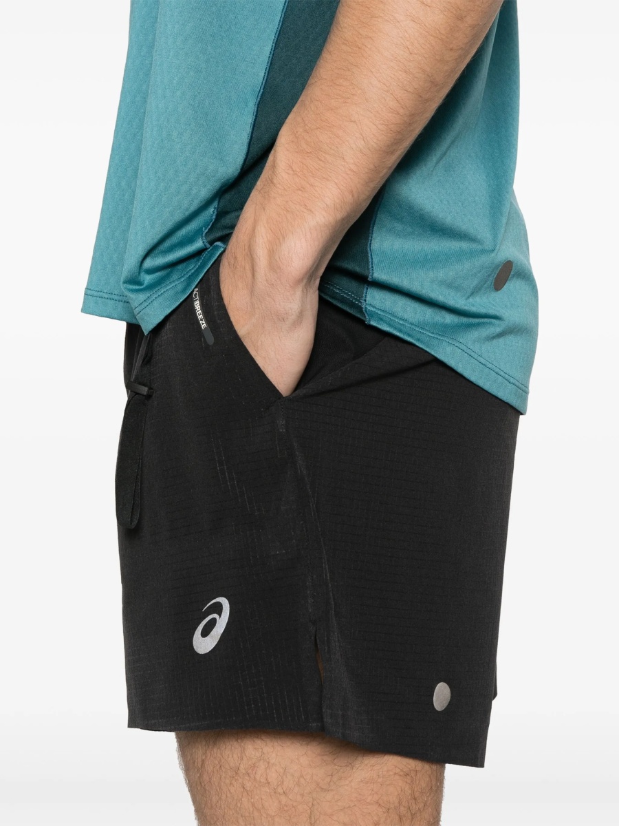 Pantaloni scurti ASICS negri din poliester reciclat si spandex/elastan - Img 5