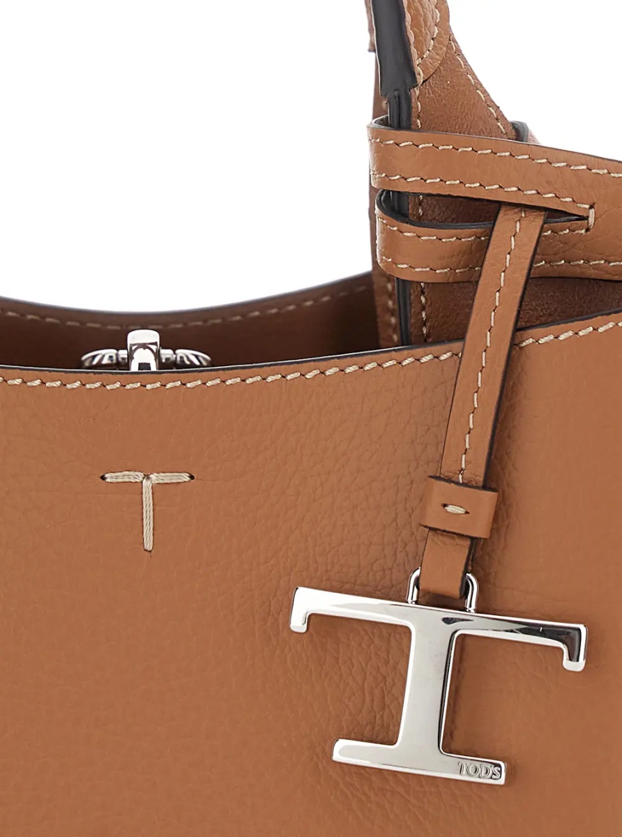 Geanta de mana Brown Handbag with adjustable and removable shoulder strap and T plaque pendant on the front in grained leather for women - Img 3