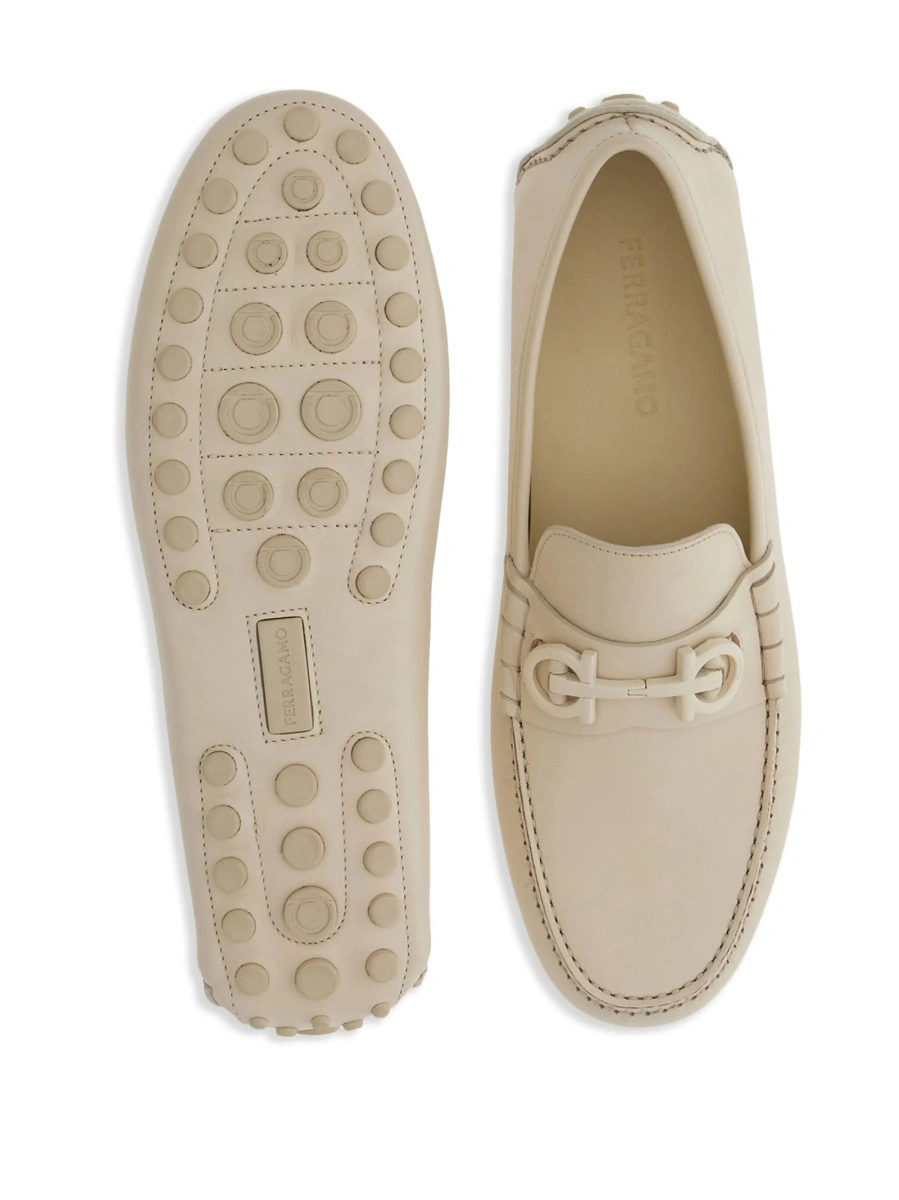 Mocasini Ferragamo gancini neutri din piele - Img 5