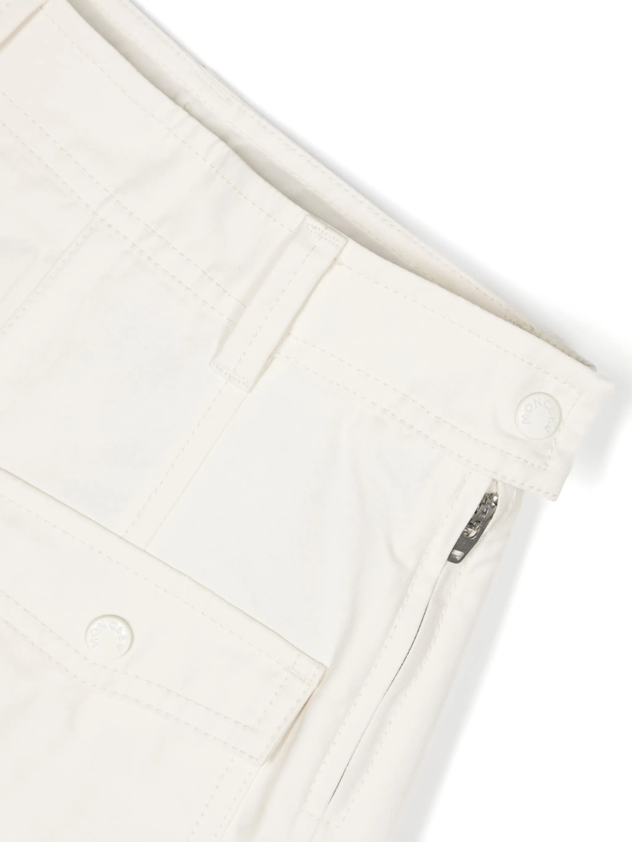 Pantaloni scurti Moncler albi - Img 3
