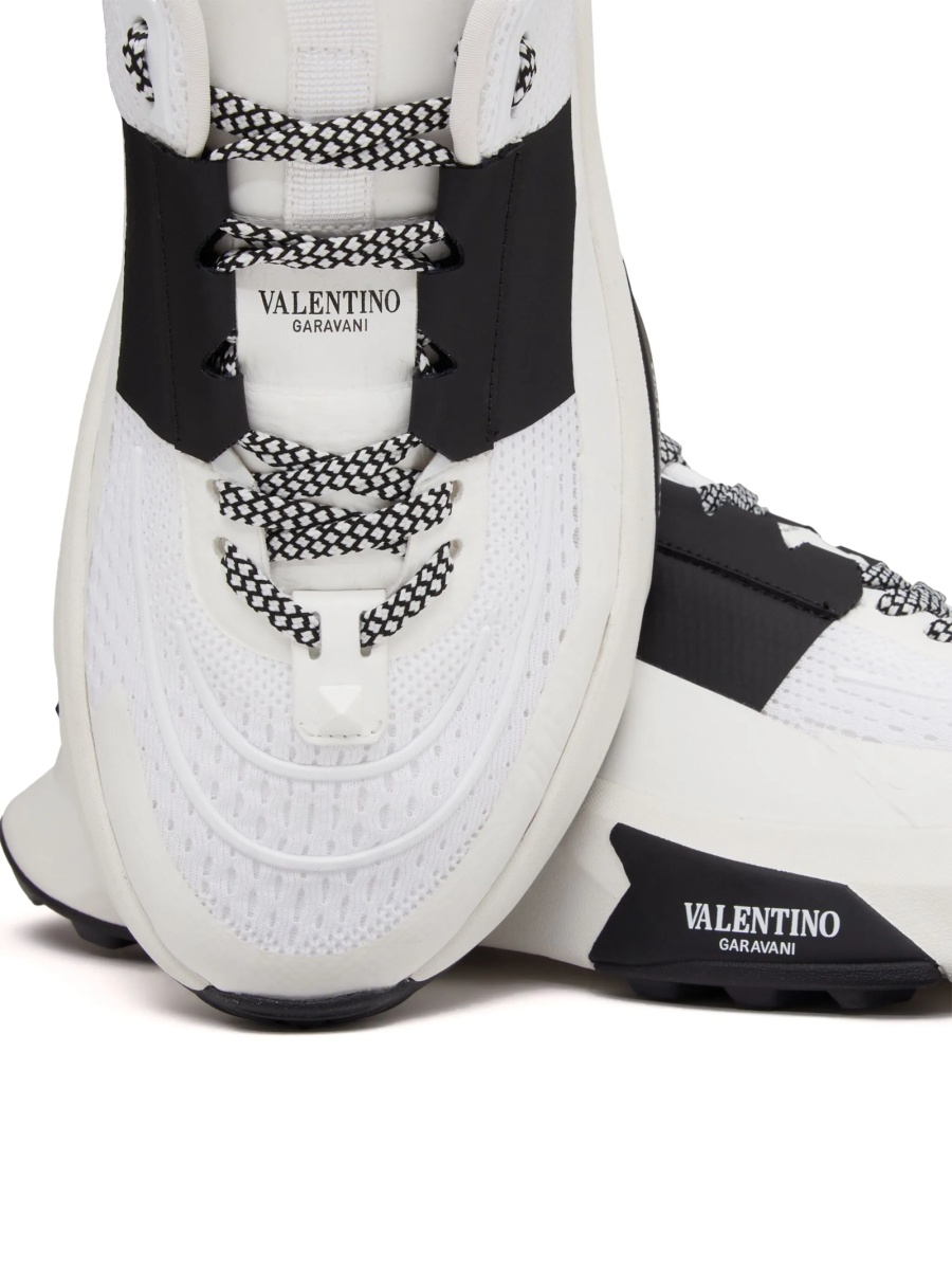 Sneakers Valentino Garavani Rockstud albi din piele si vascoza - Img 9