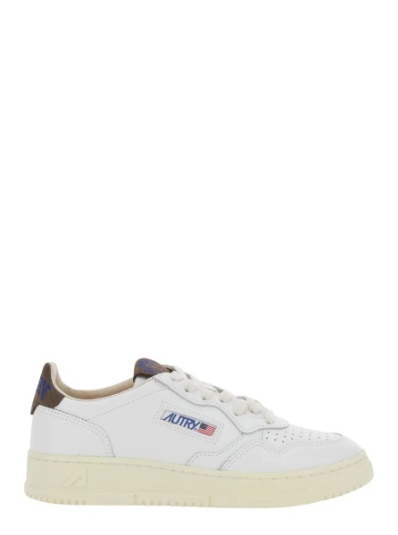 Sneakers 'Medalist' White Low Top Sneaker with Logo Patch on Tongue and Side in Leather Women