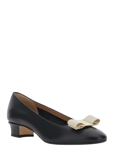 Pantofi 'Vara 2.0' Black Pumps with Block Heel and Logo Plate on the Front in Leather Woman