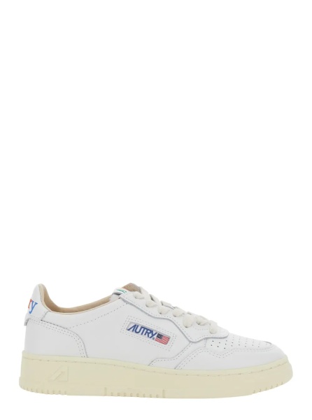 Sneakers 'Medalist' White Low Top Sneaker with Logo Patch on Tongue and Side in Leather Women