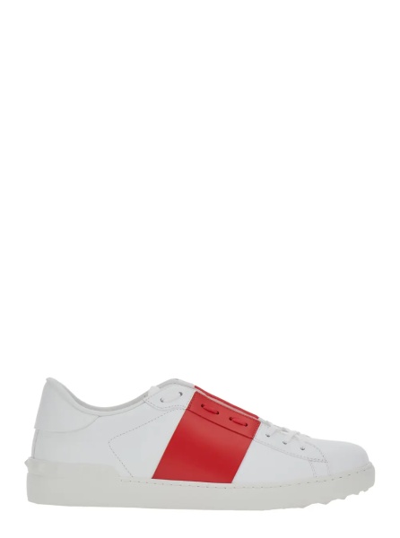 Sneakers White Low Top Sneakers with Logo Tag and Rockstud Detail on the Back in Leather Man