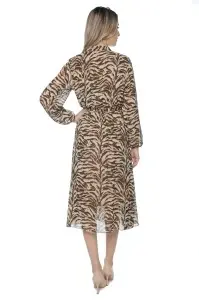 Rochie dama midi 953, vaporoasa, cu imprimeu discret, maneci lungi și cordon în talie, Maro-Negru - Img 5