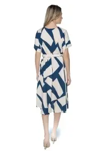 Rochie dama midi 980, imprimeu abstract, maneci scurte, cordon in talie, Albastru-Crem - Img 3