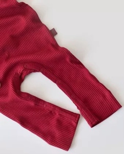 Salopeta cu maneca lunga si pantaloni lungi din bumbac organic si modal - Rosu BabyCosy (Marime: 3-6 Luni) - Img 2