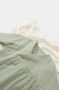 Set bluzita petrecuta si pantaloni lungi din muselina, BabyCosy, 100% bumbac organic, Verde (Marime: 9-12 luni) - Img 3
