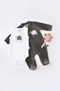 Set Broscuta cu salopeta si body din 80%bumbac organic si 20% poliester - Antracit, BabyCosy (Marime: 3-6 Luni) - Img 1