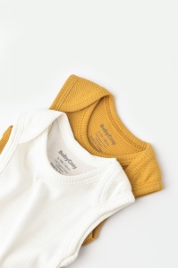 Set 2 body-uri fara maneci bebe unisex din bumbac organic si modal - Mustar/Ecru, BabyCosy (Marime: 6-9 luni) - Img 2