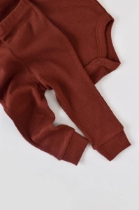 Set 3 piese: body cu maneca lunga, pantaloni lungi si caciulita din bumbac organic si modal - Caramiziu, BabyCosy (Marime: 18-24 Luni) - Img 3