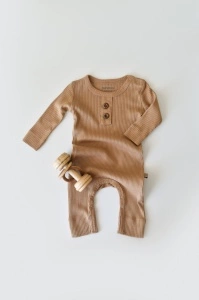 Salopeta cu maneca lunga si pantaloni lungi din bumbac organic si modal - Maro BabyCosy (Marime: 18-24 Luni)