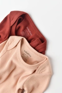 Set 2 body-uri cu maneca lunga bebe unisex din bumbac organic si modal - Caramiziu/Somon, BabyCosy (Marime: 6-9 luni) - Img 2