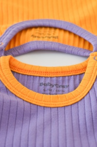 Set 2 body-uri fara maneci Ribana Bebe Unisex din bumbac organic si 5%elastan - Galben/Mov BabyCosy (Marime: 12-18 Luni) - Img 2